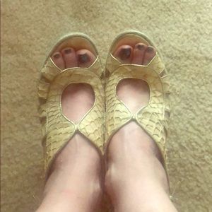 House of Harlow’s, Nicole Richie, tan wdge37.5/8